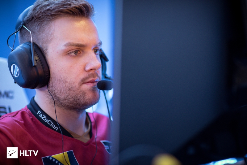 rookie 转述了 KaKAO 对 Puff 的话：“Xiaocaobao 说得太少，辅助不能玩 Leona。