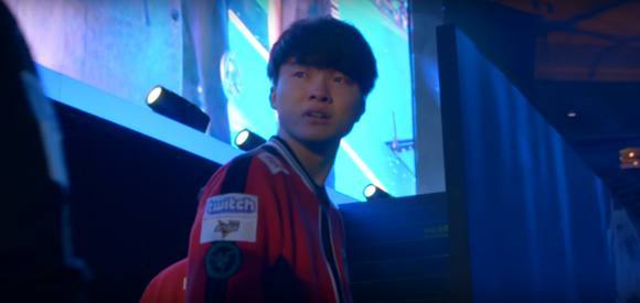 巴赫的夜魔装扮预示着对Xm的毒龙团队战斗的致命免费礼物，XG赢得了第一场比赛