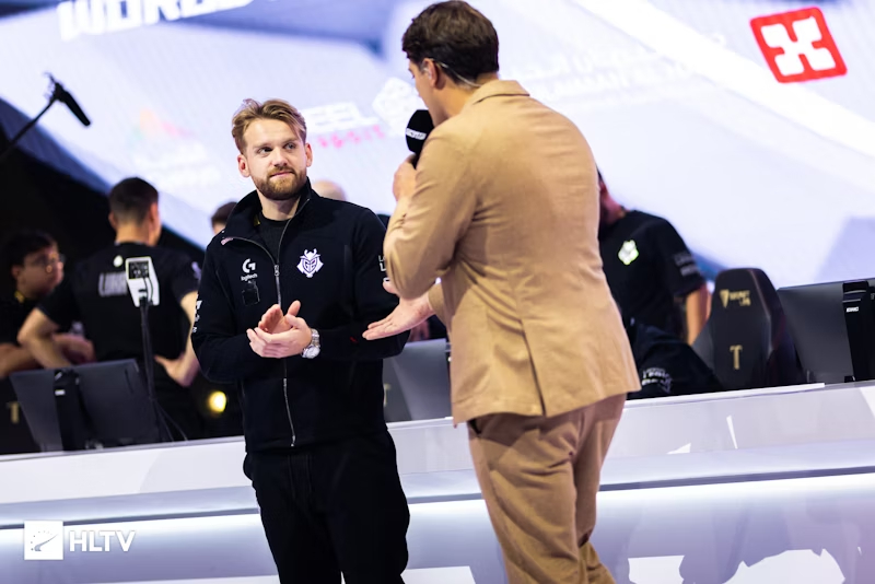 LNG Esports 的首发阵容今天：上路选手 ZIKA ，中路选手 haichao ，下路选手 Photic